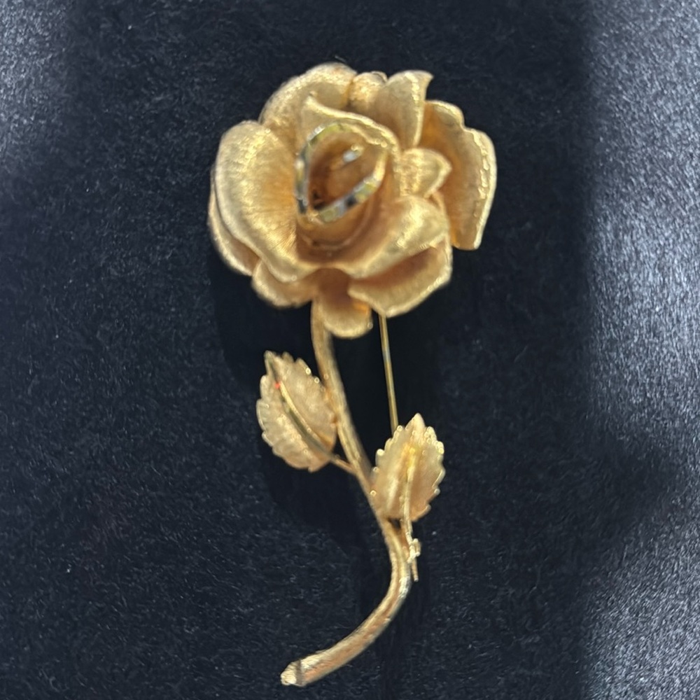 Vintage Long Stem Brooch. Gold tone. Stunning!